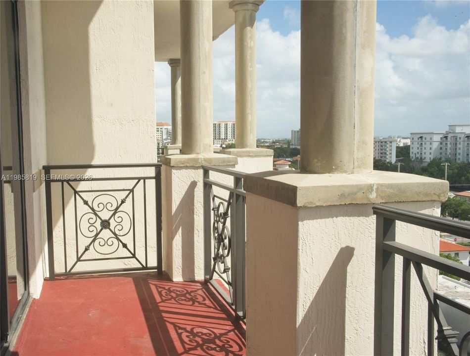 Active With Contract: $450,000 (1 beds, 1 baths, 779 Square Feet)