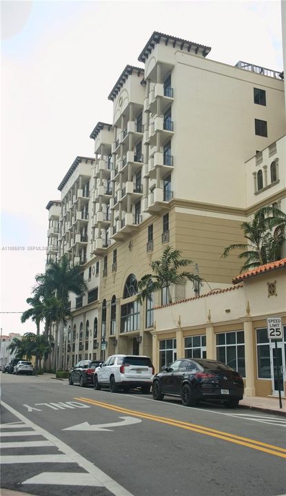 Active With Contract: $450,000 (1 beds, 1 baths, 779 Square Feet)