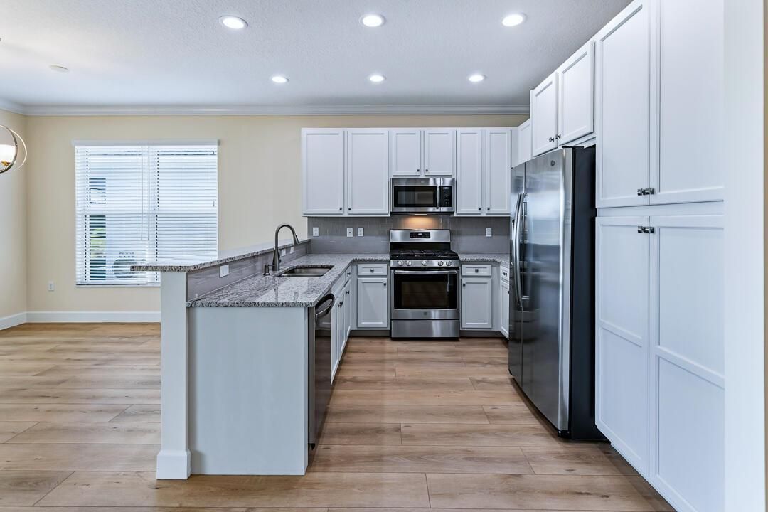 White Kitchen cabinets