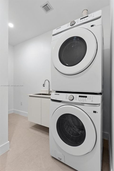 Activo con contrato: $24,950 (4 camas, 5 baños, 3000 Pies cuadrados)