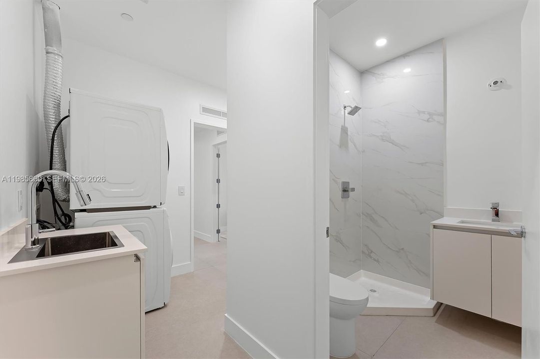 Activo con contrato: $24,950 (4 camas, 5 baños, 3000 Pies cuadrados)