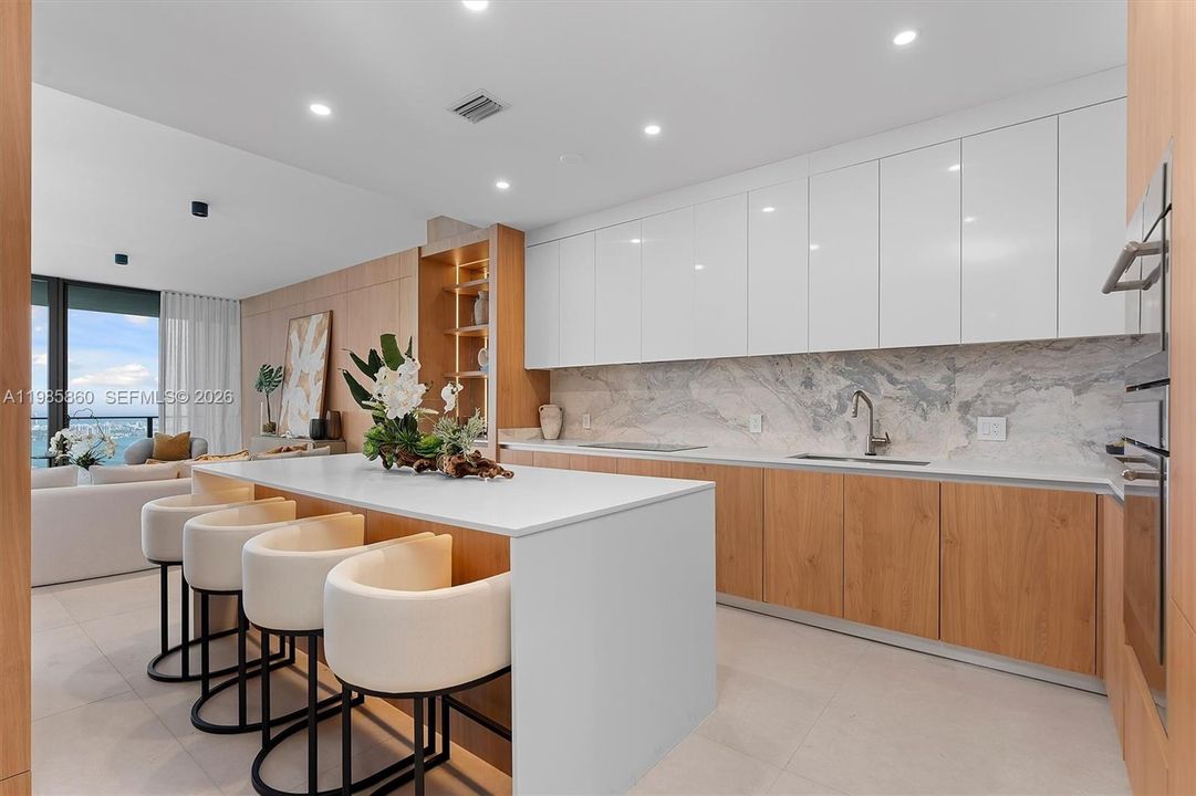 Activo con contrato: $24,950 (4 camas, 5 baños, 3000 Pies cuadrados)