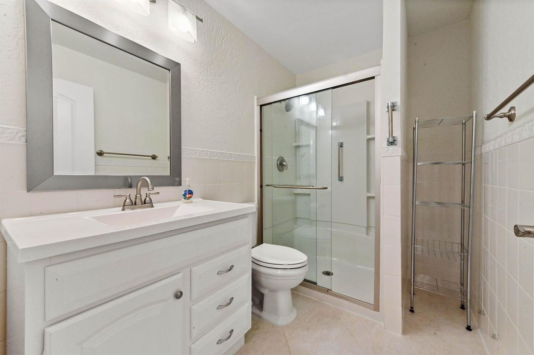 19 Bathroom 02
