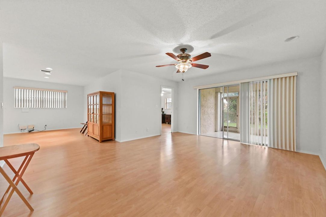 07 Living Room 02