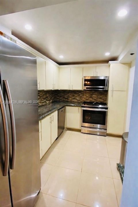 Недавно арендовано: $2,150 (2 спален, 2 ванн, 1100 Квадратных фут)