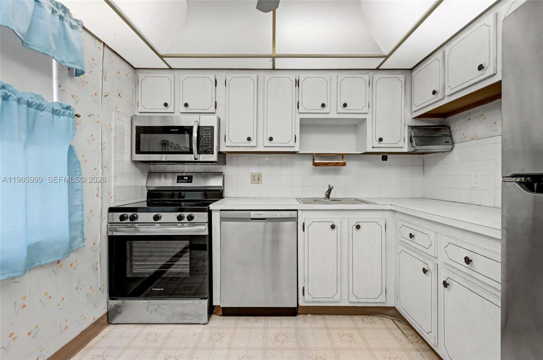 For Sale: $59,900 (1 beds, 1 baths, 775 Square Feet)