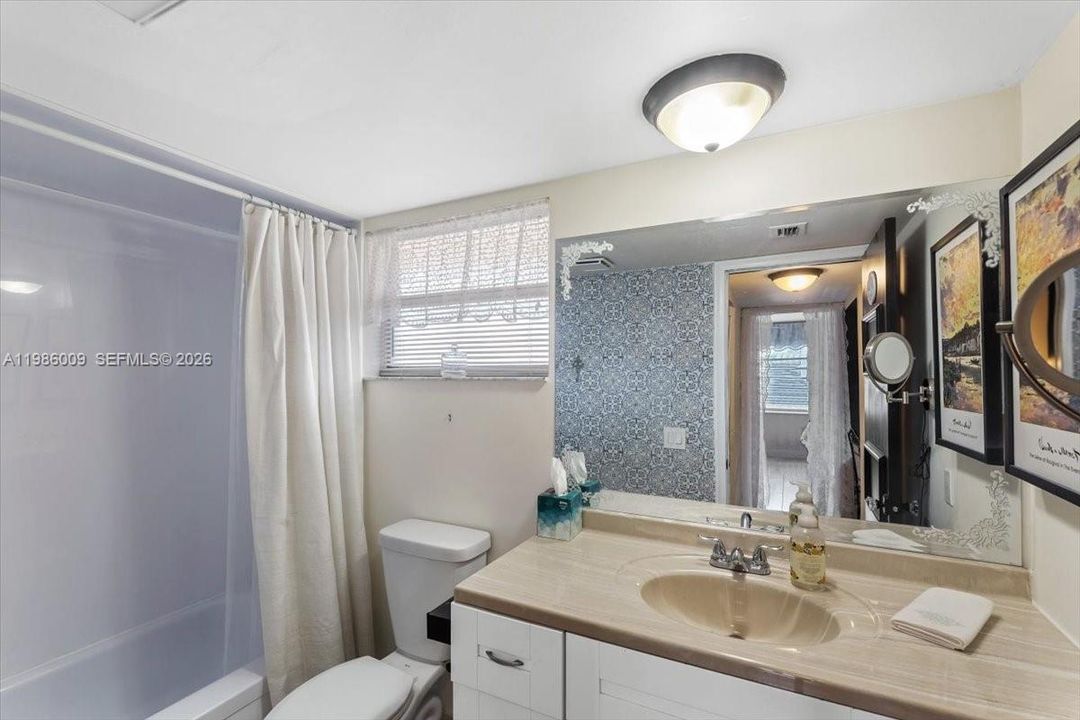 For Sale: $210,000 (1 beds, 1 baths, 700 Square Feet)