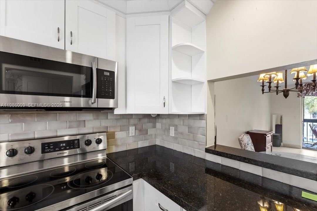 For Sale: $210,000 (1 beds, 1 baths, 700 Square Feet)