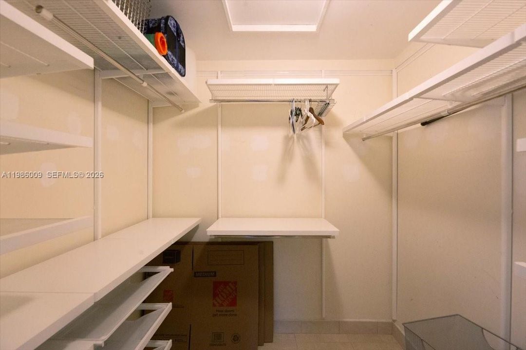 For Sale: $210,000 (1 beds, 1 baths, 700 Square Feet)