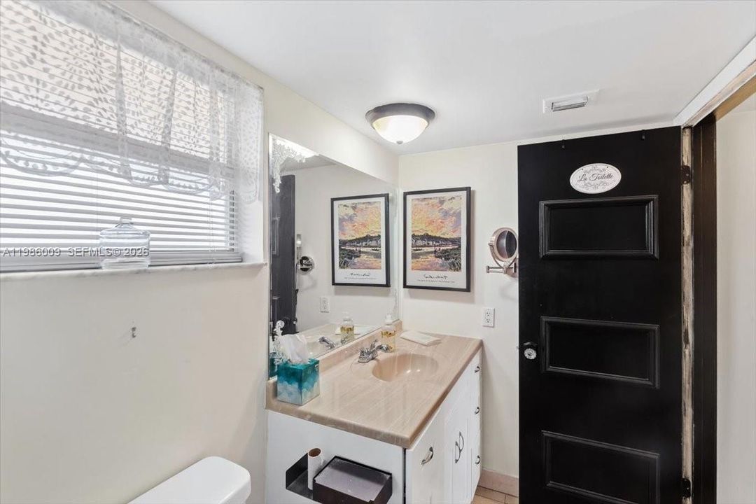 For Sale: $210,000 (1 beds, 1 baths, 700 Square Feet)