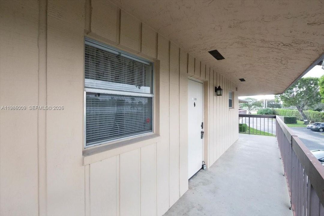 For Sale: $210,000 (1 beds, 1 baths, 700 Square Feet)