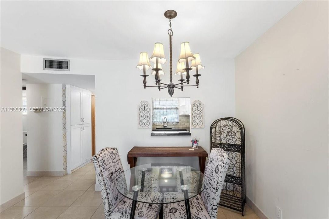 For Sale: $210,000 (1 beds, 1 baths, 700 Square Feet)