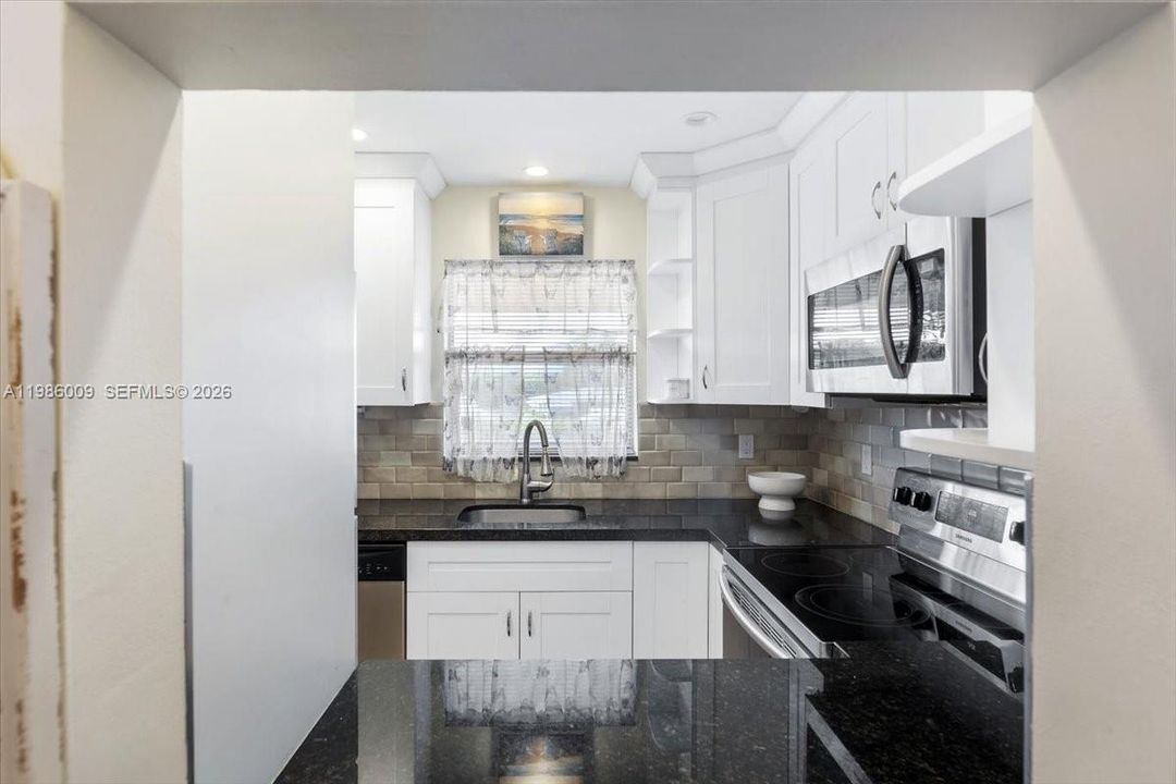 For Sale: $210,000 (1 beds, 1 baths, 700 Square Feet)