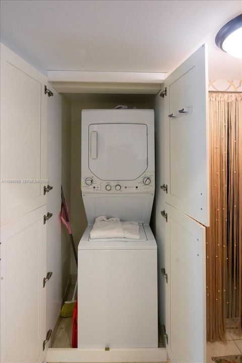 For Sale: $210,000 (1 beds, 1 baths, 700 Square Feet)