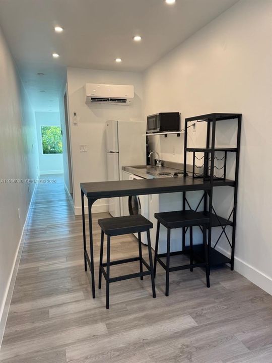 Active With Contract: $1,500 (1 beds, 1 baths, 480 Square Feet)