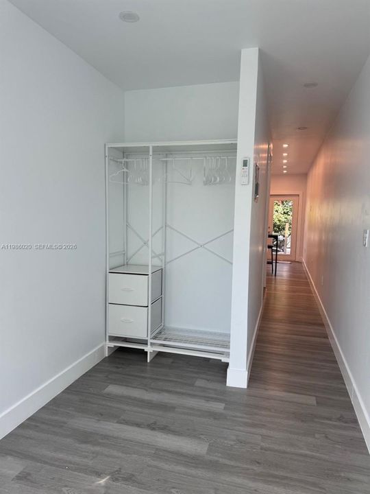 Active With Contract: $1,500 (1 beds, 1 baths, 480 Square Feet)