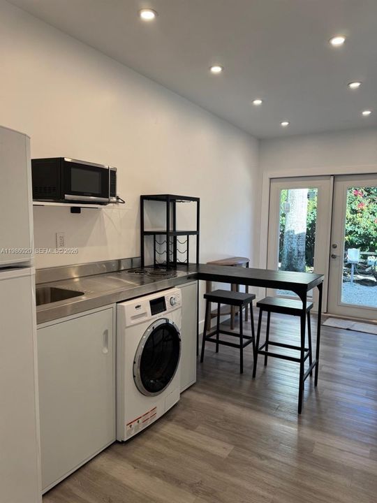 Active With Contract: $1,500 (1 beds, 1 baths, 480 Square Feet)