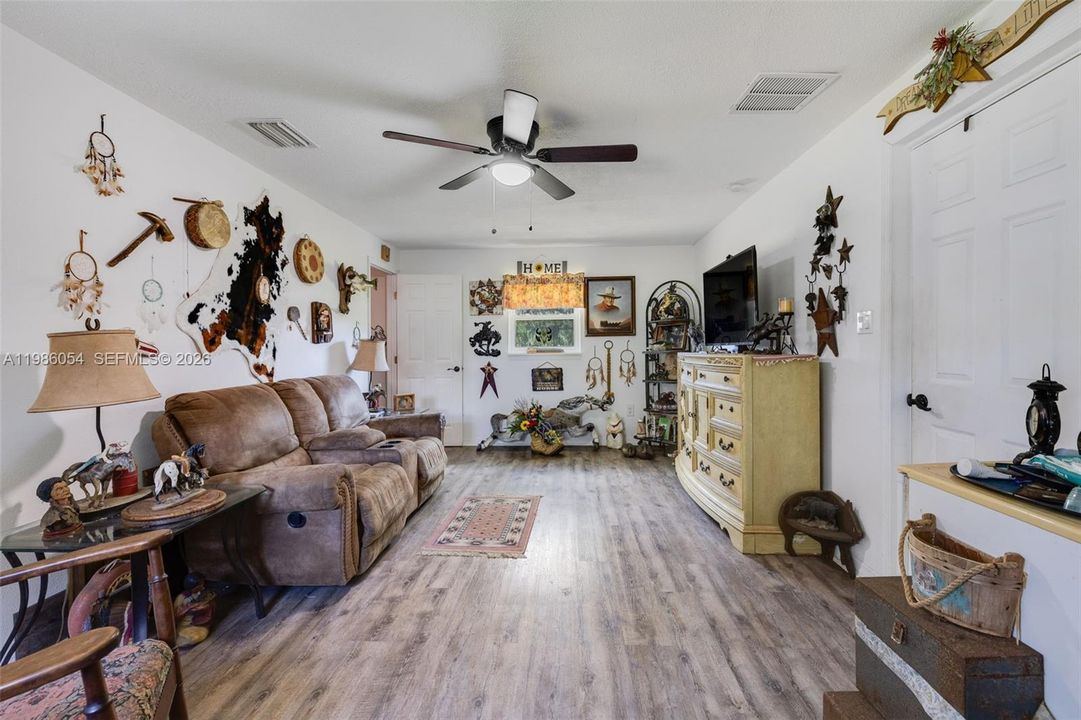 For Sale: $889,000 (3 beds, 2 baths, 1701 Square Feet)
