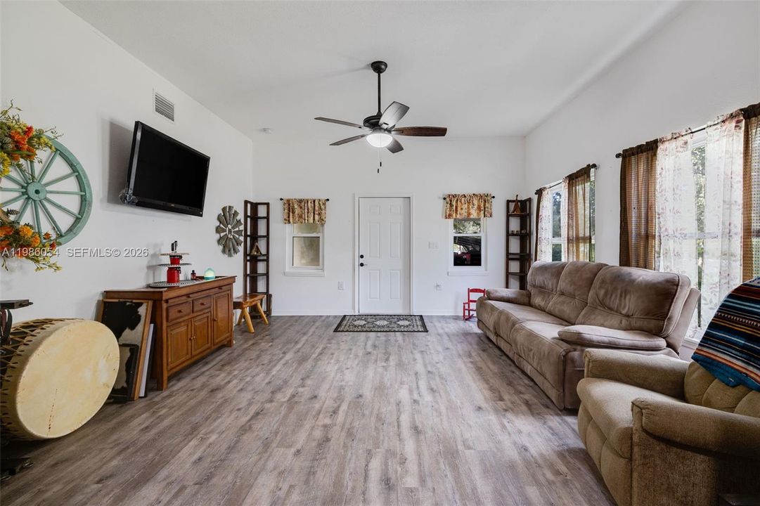For Sale: $889,000 (3 beds, 2 baths, 1701 Square Feet)
