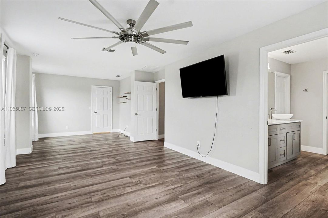 Recently Rented: $3,250 (5 beds, 3 baths, 3298 Square Feet)