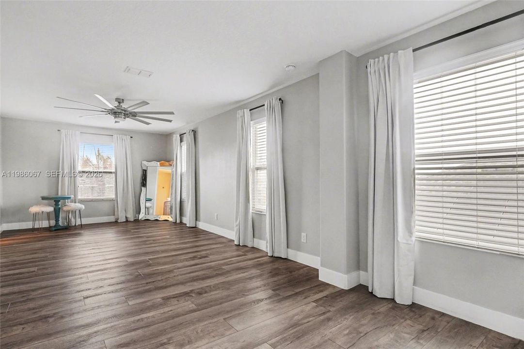 Recently Rented: $3,250 (5 beds, 3 baths, 3298 Square Feet)
