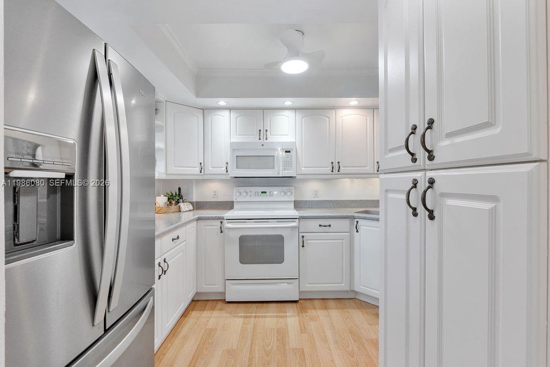Под контрактом: $149,999 (2 спален, 2 ванн, 975 Квадратных фут)
