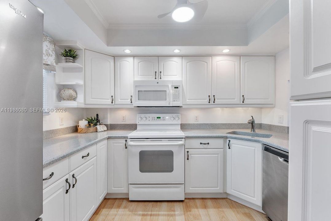 Под контрактом: $149,999 (2 спален, 2 ванн, 975 Квадратных фут)