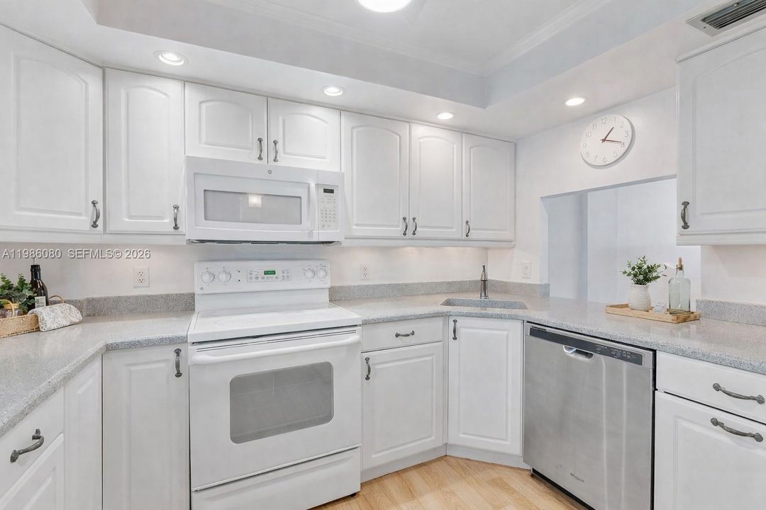 Под контрактом: $149,999 (2 спален, 2 ванн, 975 Квадратных фут)