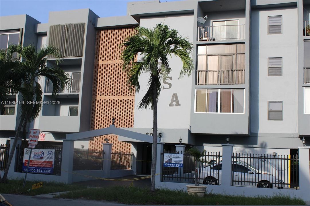 For Sale: $230,000 (2 beds, 2 baths, 890 Square Feet)