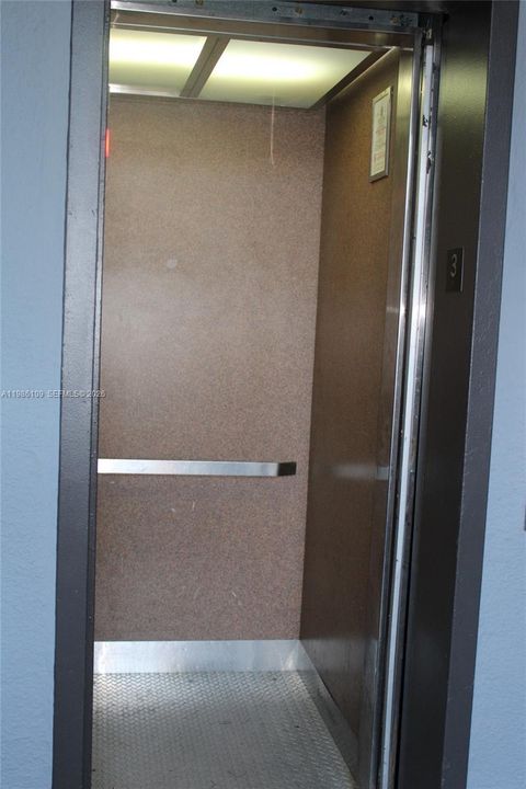 For Sale: $230,000 (2 beds, 2 baths, 890 Square Feet)