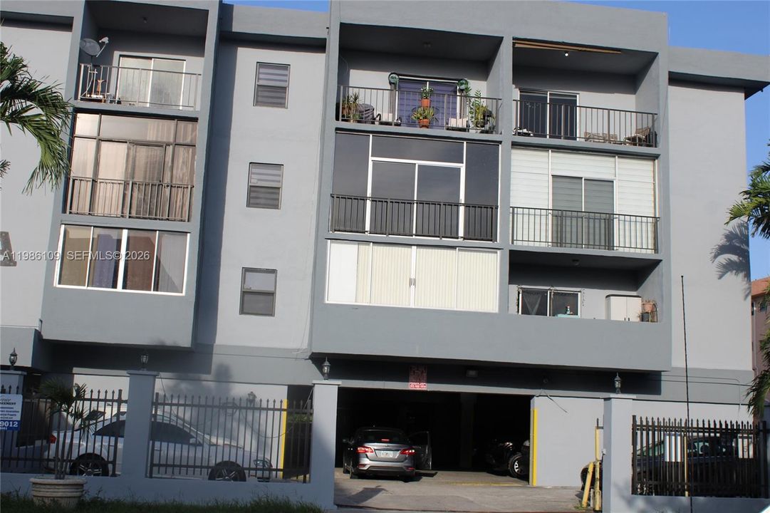 For Sale: $230,000 (2 beds, 2 baths, 890 Square Feet)