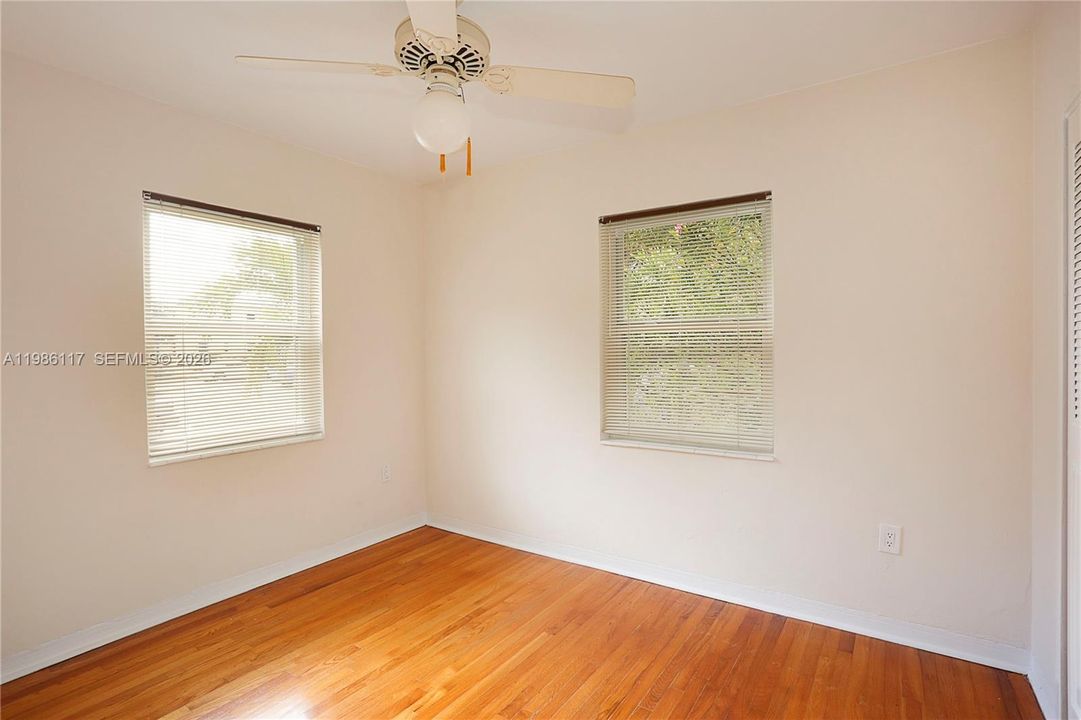 Под контрактом: $400,000 (2 спален, 1 ванн, 786 Квадратных фут)