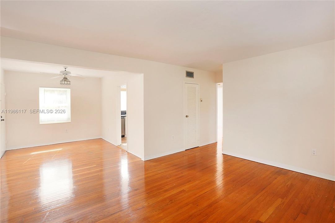 Под контрактом: $400,000 (2 спален, 1 ванн, 786 Квадратных фут)