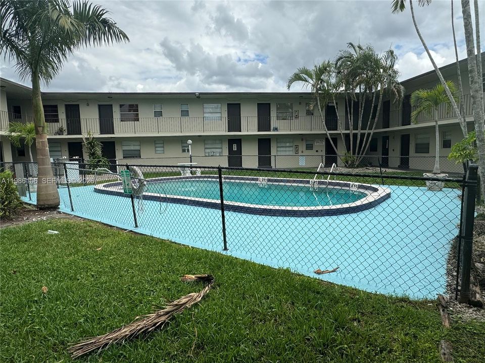For Sale: $174,900 (1 beds, 1 baths, 558 Square Feet)
