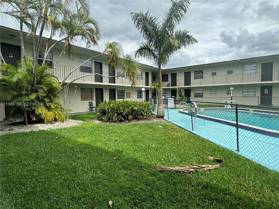 For Sale: $174,900 (1 beds, 1 baths, 558 Square Feet)