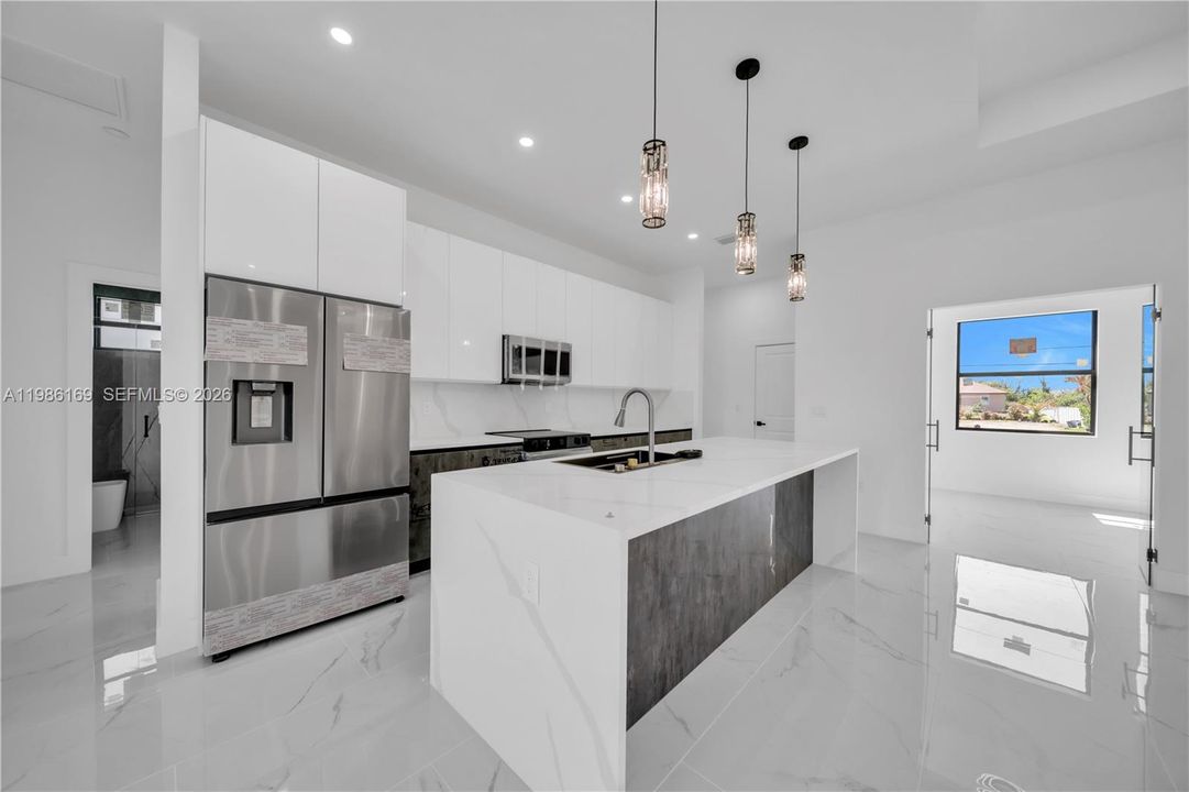 Activo con contrato: $365,000 (3 camas, 2 baños, 1702 Pies cuadrados)