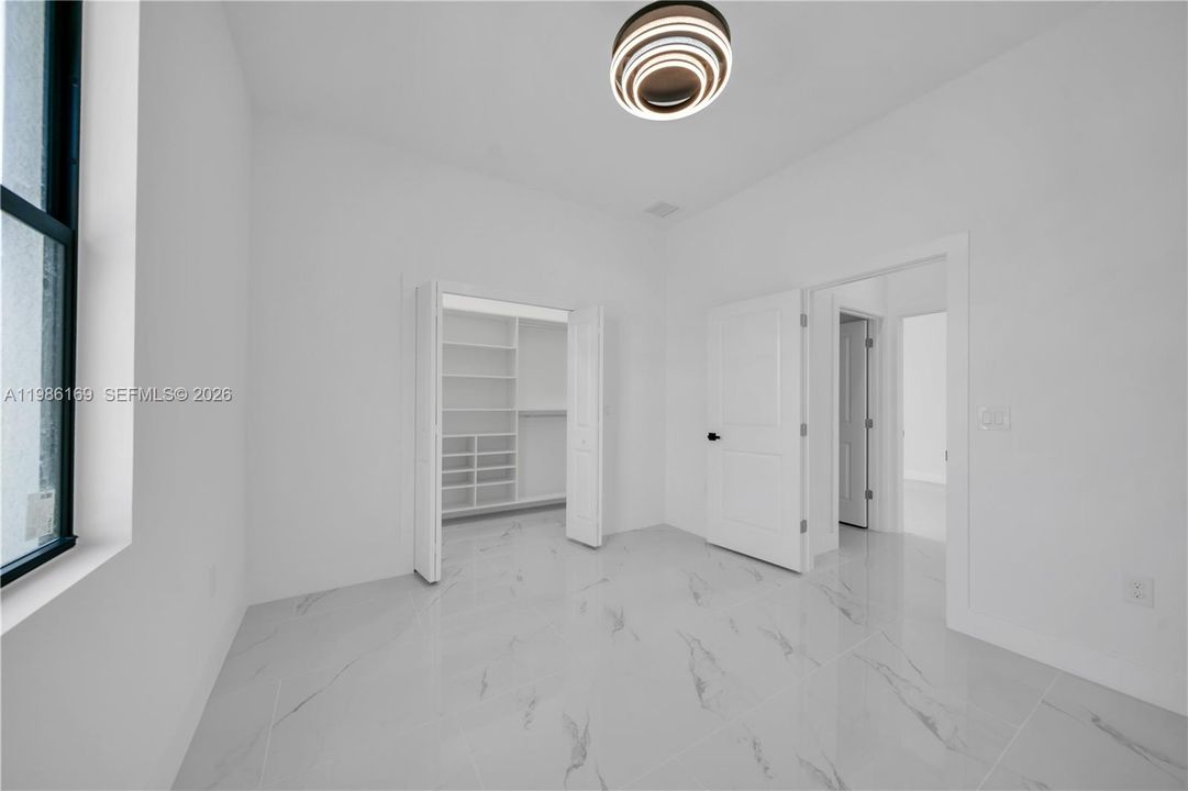 Activo con contrato: $365,000 (3 camas, 2 baños, 1702 Pies cuadrados)