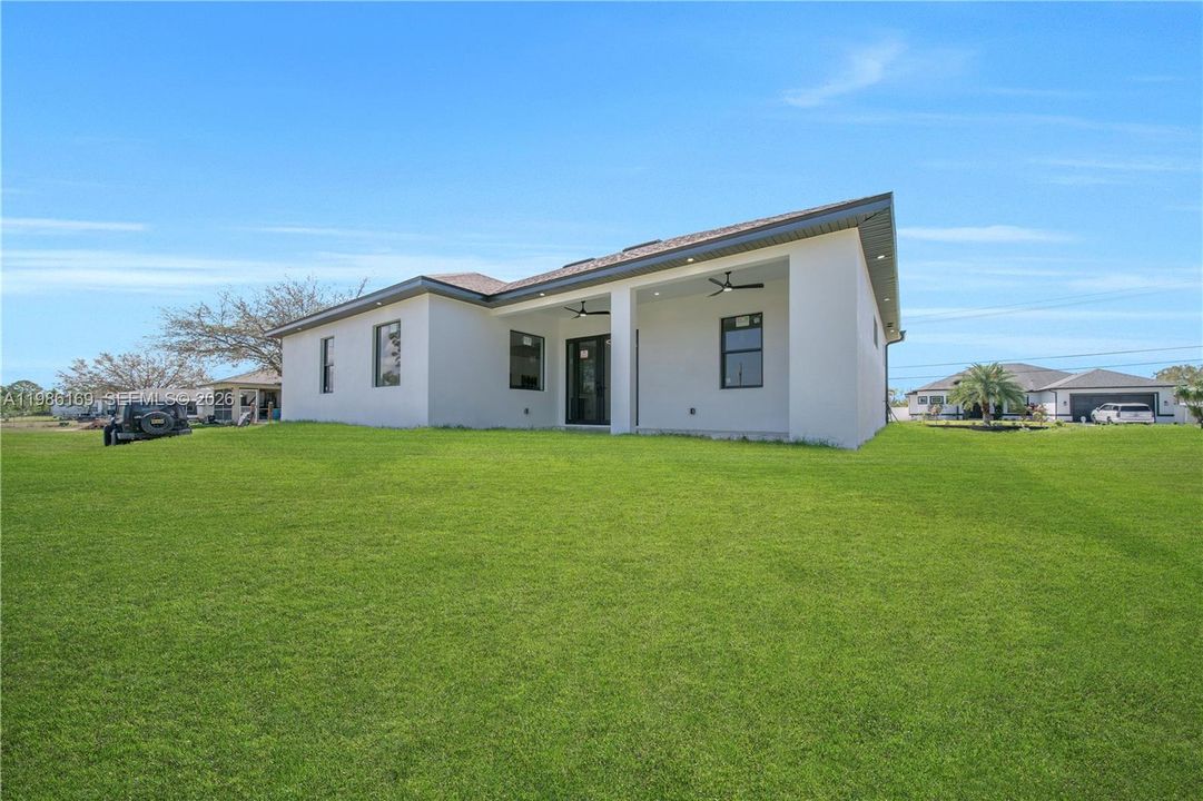 Activo con contrato: $365,000 (3 camas, 2 baños, 1702 Pies cuadrados)