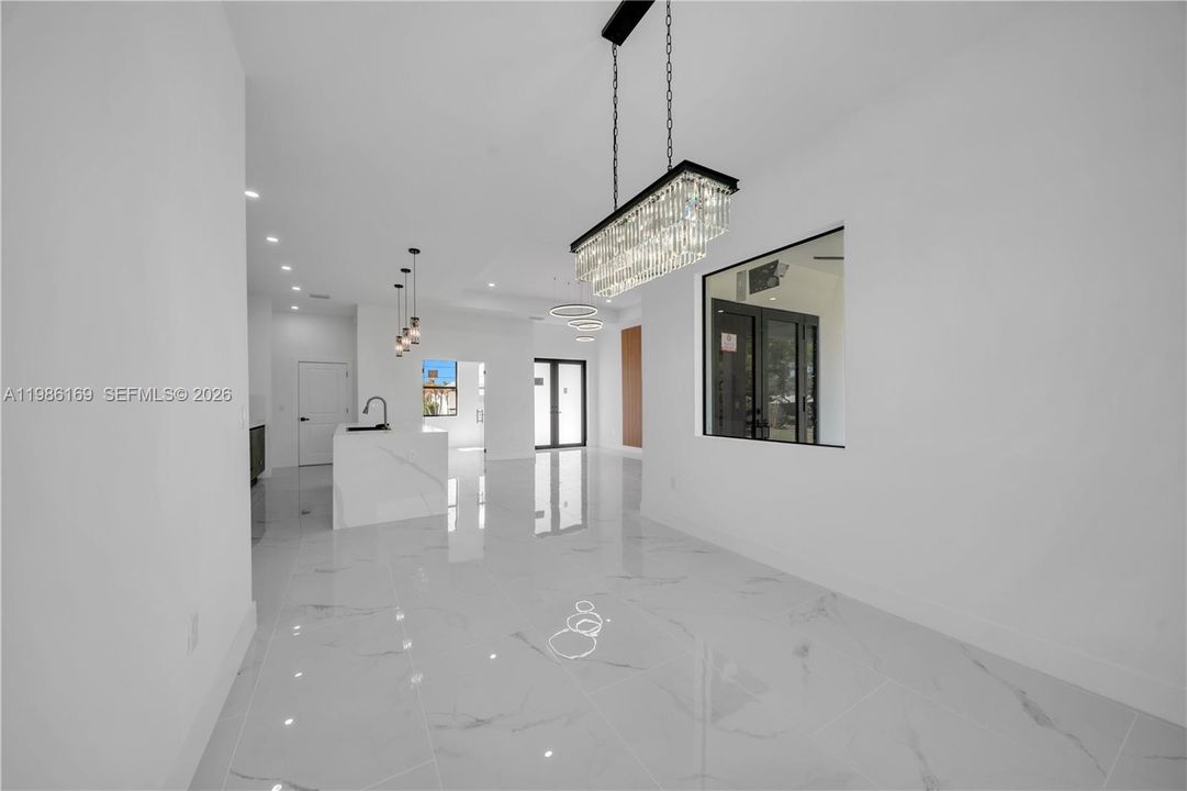Activo con contrato: $365,000 (3 camas, 2 baños, 1702 Pies cuadrados)