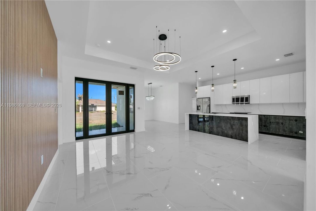Activo con contrato: $365,000 (3 camas, 2 baños, 1702 Pies cuadrados)