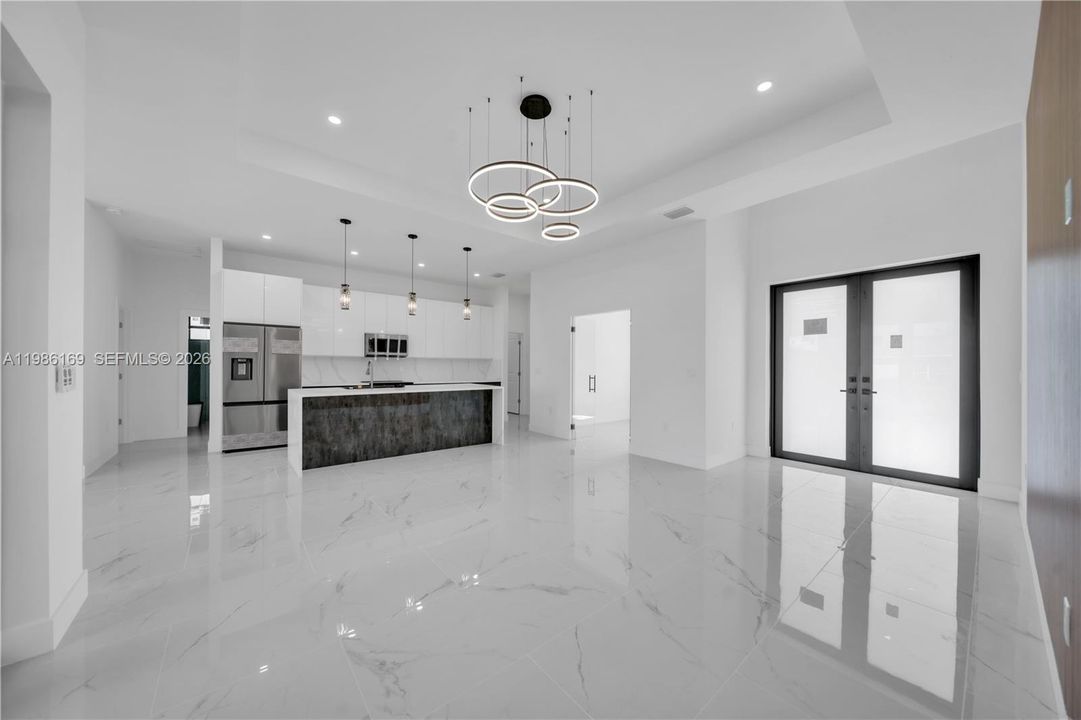 Activo con contrato: $365,000 (3 camas, 2 baños, 1702 Pies cuadrados)