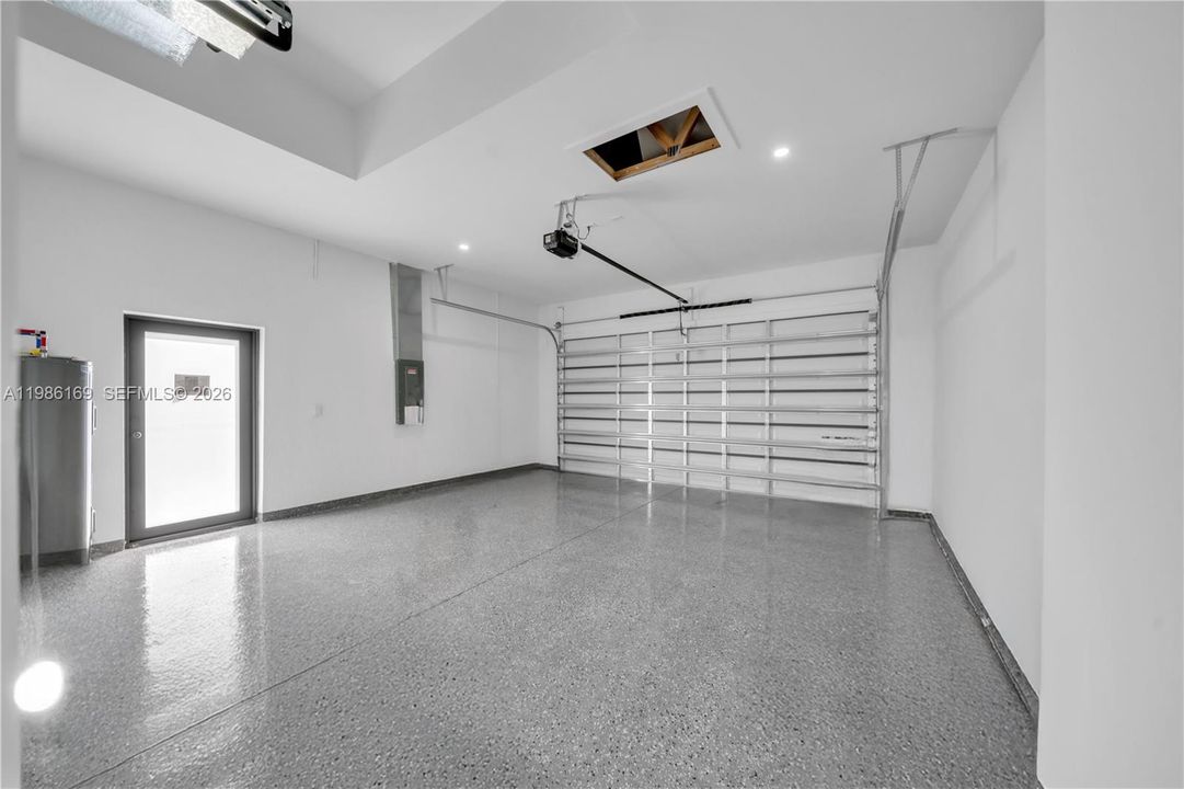 Activo con contrato: $365,000 (3 camas, 2 baños, 1702 Pies cuadrados)