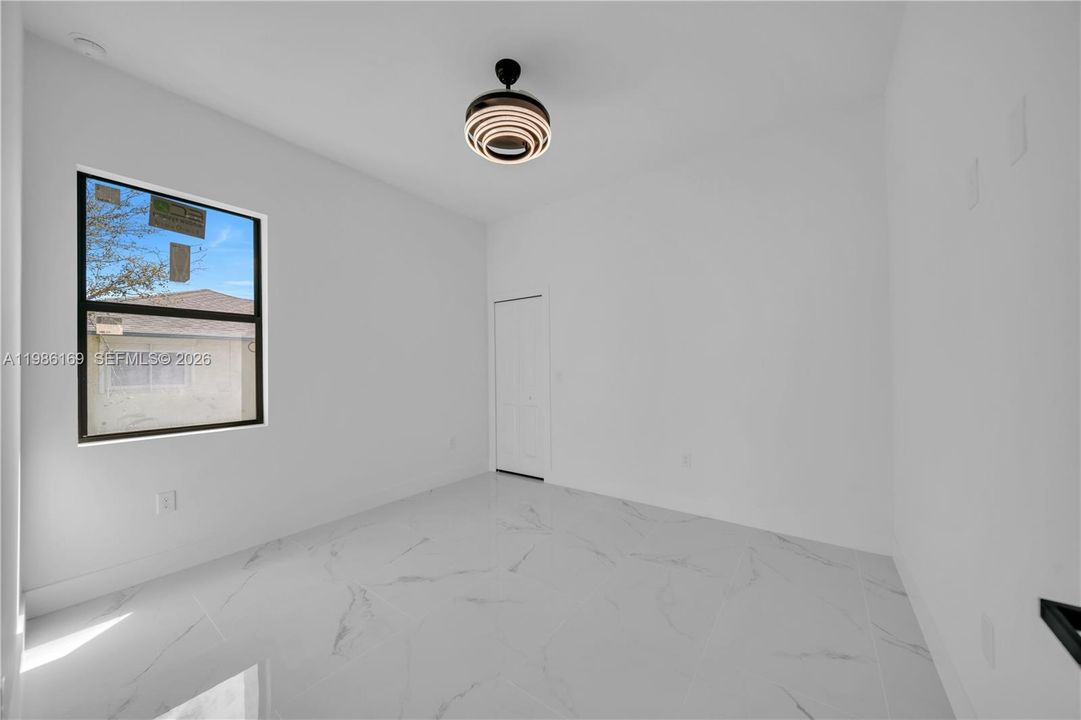 Activo con contrato: $365,000 (3 camas, 2 baños, 1702 Pies cuadrados)