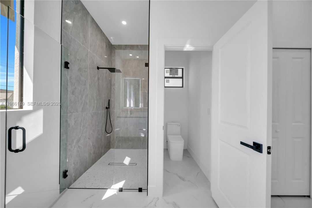 Activo con contrato: $365,000 (3 camas, 2 baños, 1702 Pies cuadrados)