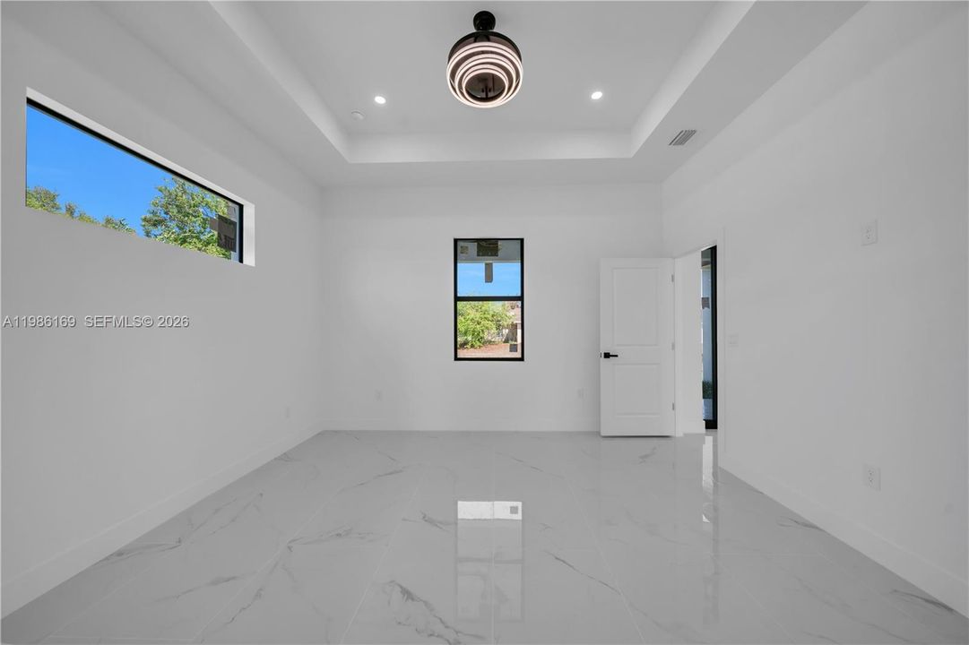 Activo con contrato: $365,000 (3 camas, 2 baños, 1702 Pies cuadrados)