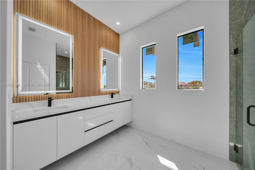 Activo con contrato: $365,000 (3 camas, 2 baños, 1702 Pies cuadrados)