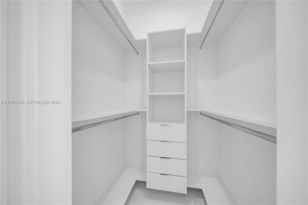 Activo con contrato: $365,000 (3 camas, 2 baños, 1702 Pies cuadrados)
