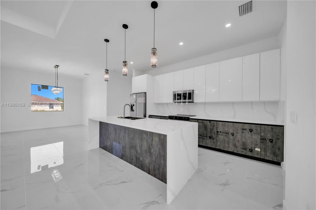 Activo con contrato: $365,000 (3 camas, 2 baños, 1702 Pies cuadrados)