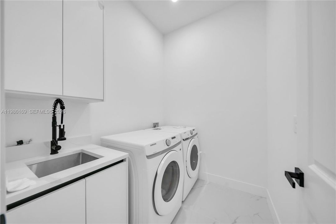 Activo con contrato: $365,000 (3 camas, 2 baños, 1702 Pies cuadrados)