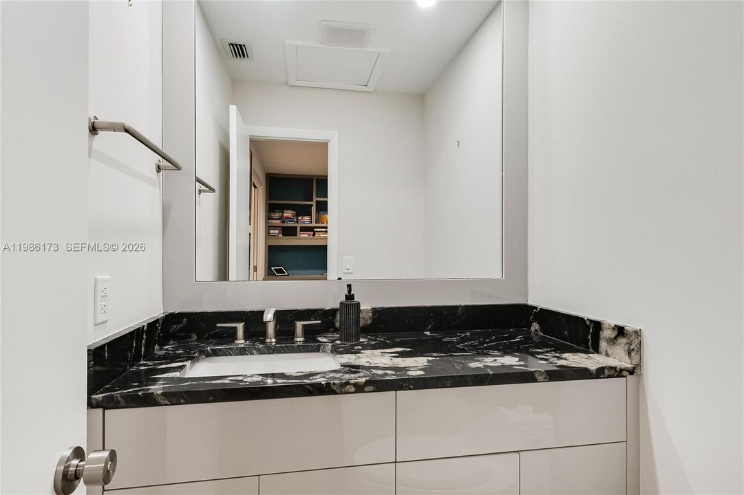 Activo con contrato: $1,549,000 (4 camas, 2 baños, 2811 Pies cuadrados)